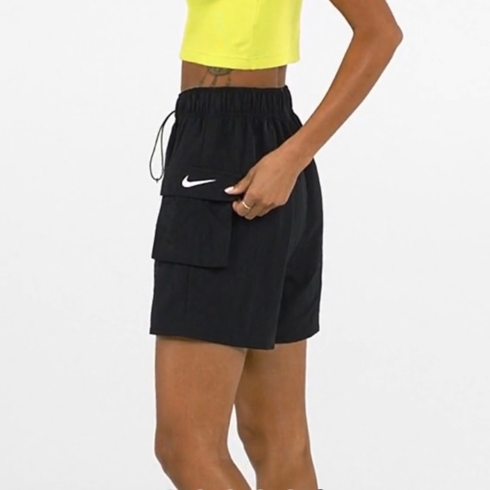 Nike Sportswear Essential Women’s Blk NWT